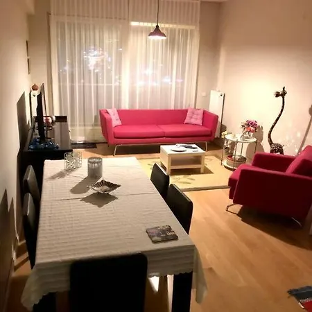 Metro House In Site, Next To The Shopping Mall Daire